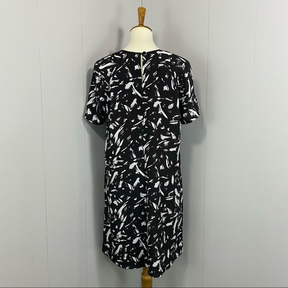 Lark & Ro Black & White Shortsleeved Shift Dress - Picture 3 of 14